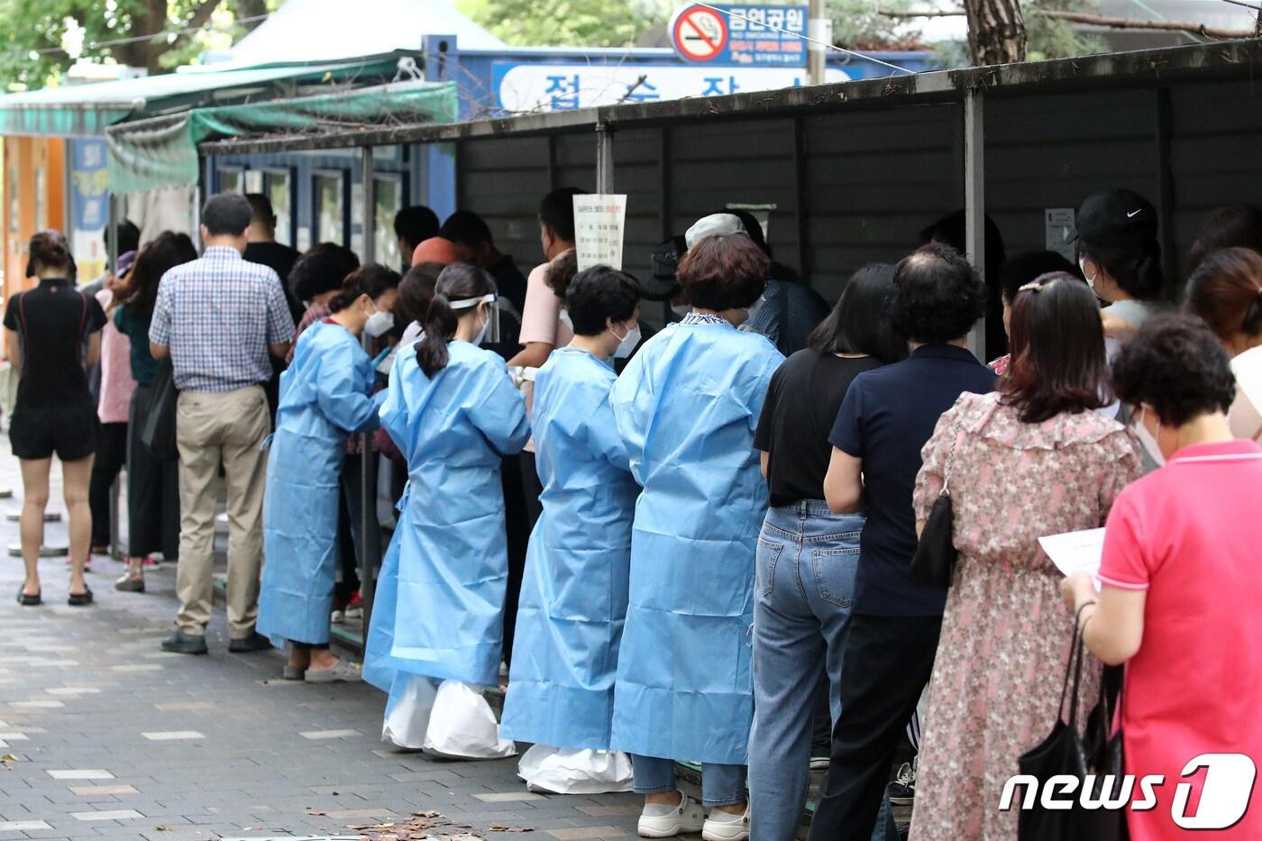 21일 오전 대구 달서구 보건소에 마련된 코로나19 선별진료소를 찾은 시민들이 PCR검사를 받기 위해 줄지어 대기하고 있다.  2023.8.21/뉴스1 ⓒ News1 공정식 기자