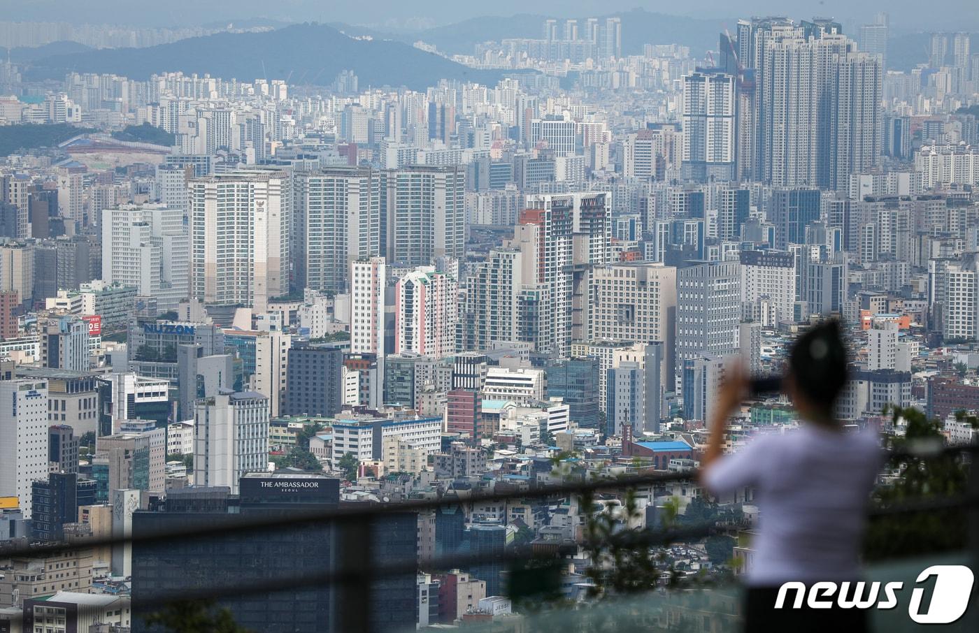 서울 아파트 매매가격이 14개월 만에 상승 전환한 21일 남산에서 바라본 도심 아파트 단지.2023.8.21/뉴스1 ⓒ News1 안은나 기자