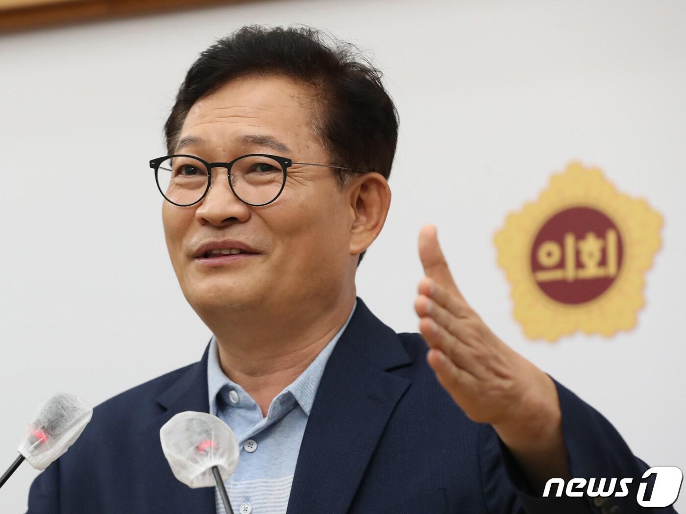 송영길 전 더불어민주당 대표가 21일 오후 부산시의회 브리핑룸에서 기자회견을 열고 가덕신공항 조기 개항에 대한 입장을 밝히고 있다. 2023.8.21/뉴스1 ⓒ News1 윤일지 기자