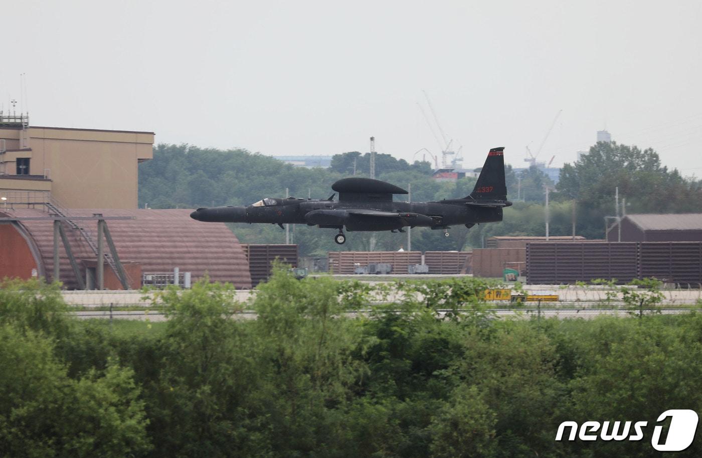 올 후반기 한미연합연습 &#39;을지 자유의 방패&#39;&#40;UFS·을지프리덤실드&#41;가 시작된 21일 경기 평택시 주한미군 오산공군기지에서 U-2S 고고도정찰기가 임무를 마치고 착륙하고 있다. 2023.8.21/뉴스1 ⓒ News1 김영운 기자