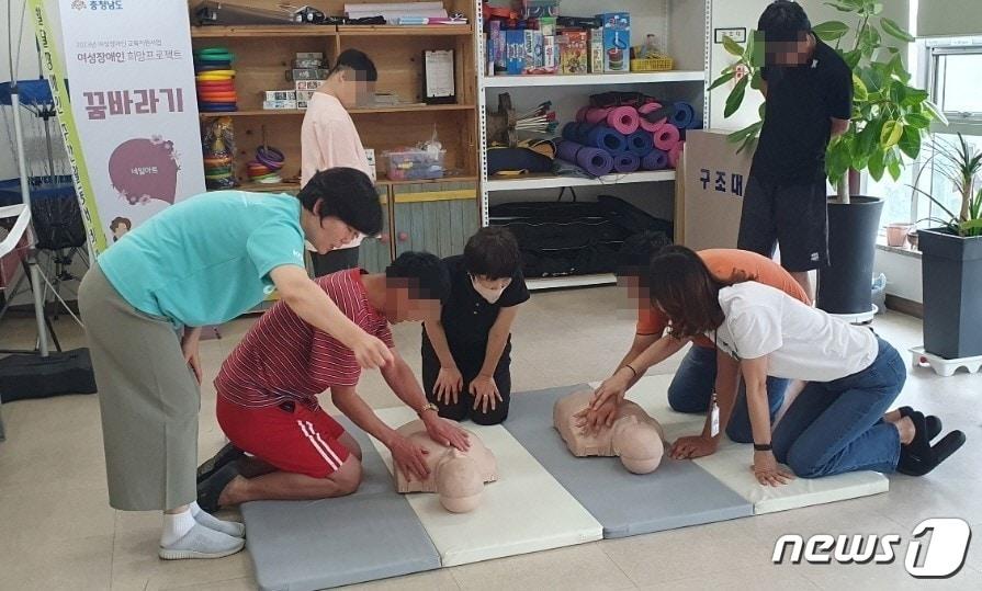 대한구조협회 소속 안전교육 강사가 실폐소생술을 교육하고 있다. &#40;계룡시 제공&#41; /뉴스1