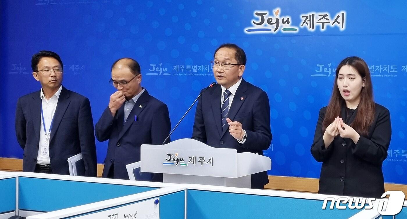 강병삼 제주시장이 23일 오전 제주시청 기자실에서 제주국제공항 지하차도 교통혼잡 문제 관련 브리핑을 하고 있다.2023.8.23./뉴스1