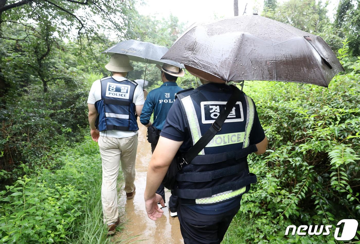 23일 오전 서울 관악구 목골산 둘레길을 경찰이 순찰하고 있다. 2023.8.23/뉴스1 ⓒ News1 김진환 기자