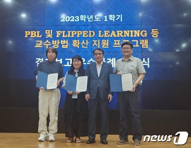 지난 22일 우송정보대 자양홀에서 열린 PBL 및 플립러닝 교수방법 확산 지원 프로그램 우수 교원 시상식에서 이달영 총장&#40;오른쪽 두번째&#41;과 수상자들이 기념사진을 찍고 있다.&#40;우송정보대 제공&#41;/뉴스1