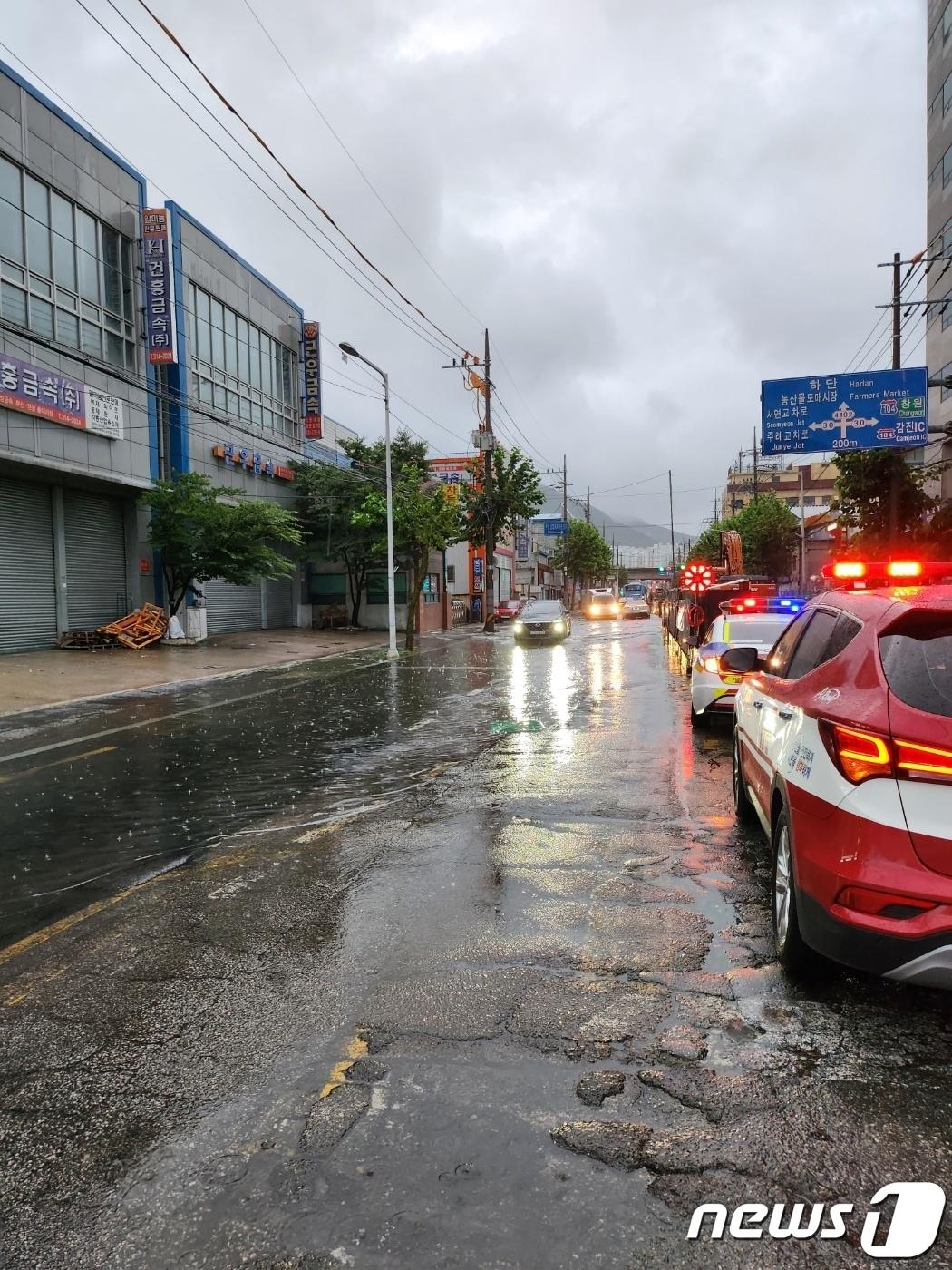 사상구 감전동 도로침수 현장&#40;부산소방재난본부 제공&#41;