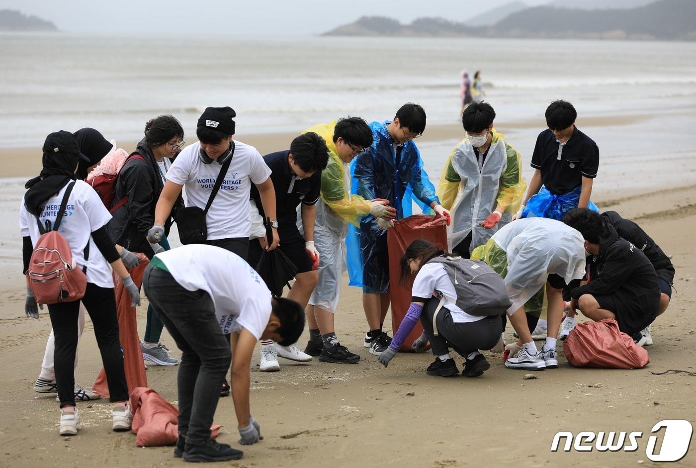 국제 청년 섬 워크캠프 참가자들이 최근 신안 도초도를 찾아 해변 환경 정화 활동을 펼치고 있는 모습.&#40;전남도 제공&#41; 2023.8.24/뉴스1