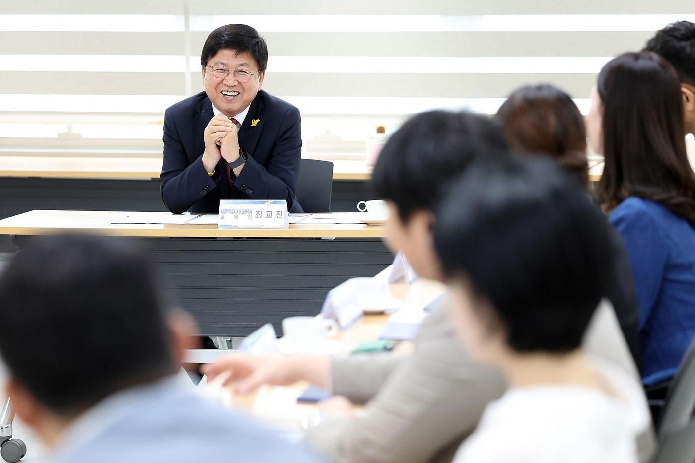 최교진 세종교육감이 24일 교원치유지원센터에서 학교변호사 10명을 위촉한 뒤 인삿말을 하고 있다. &#40;세종시교육청 제공&#41; / 뉴스1 