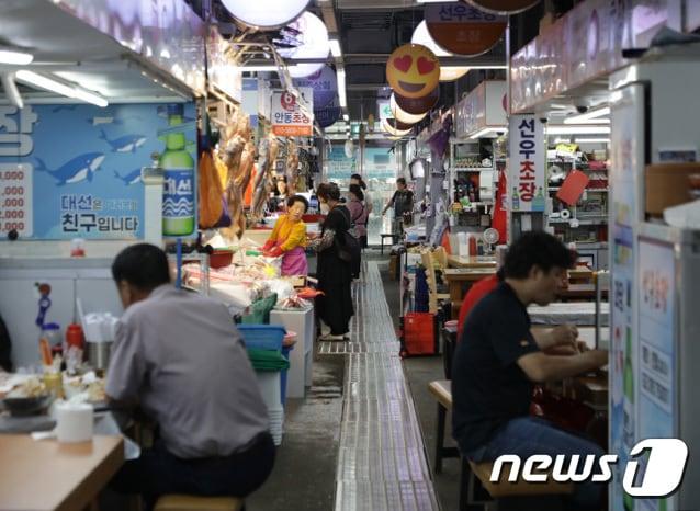 일본 후쿠시마 오염수 방류가 시작된 24일 울산 남구 삼산농수산물시장에서 손님들이 음식을 먹고 있다.2023.8.24/뉴스1 ⓒ News1 김지혜 기자