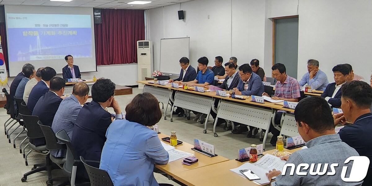 24일 열린 신안군 밭작물 기계화 간담회 &#40;신안군 제공&#41;/뉴스1 