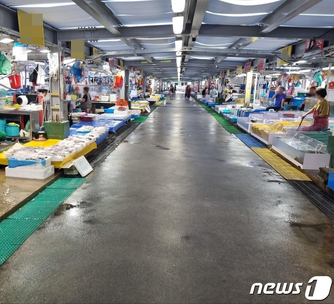 일본 도쿄전력이 후쿠시마 제1 원자력발전소에 저장 중인 방사능 오염수 방류를 시작한 24일 오후 강원 주문진항 어민시장 내부가 손님 하나 없이 텅텅 비어있다. 2023.8.24/뉴스1 윤왕근 기자