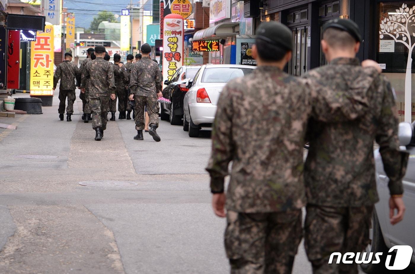 강원 화천 번화가로 외출한 군 장병들.&#40;화천군 제공&#41;