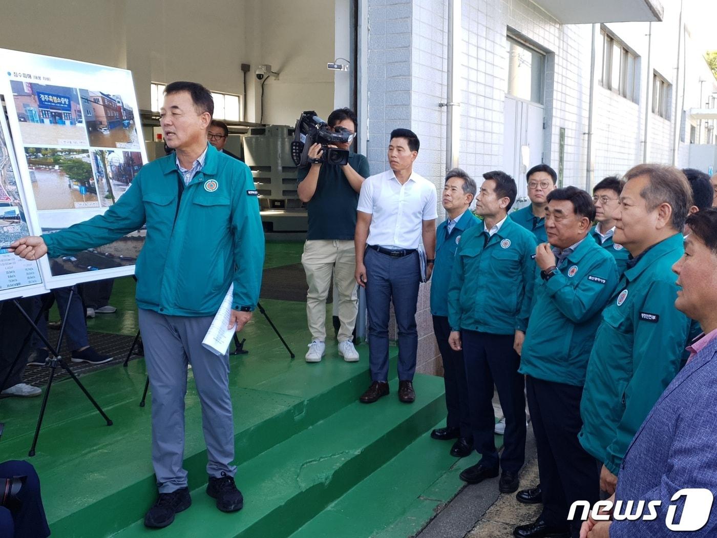 이상민&#40;오른쪽에서 두 번째&#41; 행정안전부 장관이 26일 오후 울산시 중구 내황 자연재해 위험개선지구에서 정비사업 추진 상황 설명을 듣고 있다. 2023.8.26/뉴스1 ⓒ News1 임수정 기자 