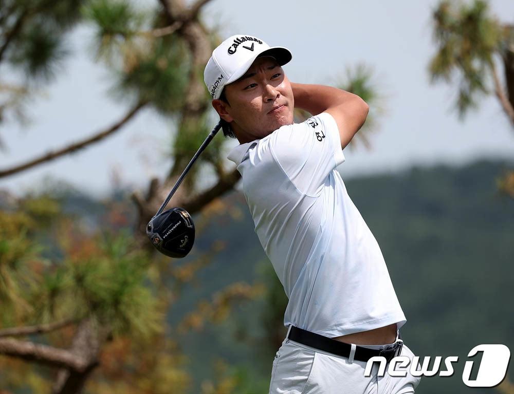 전가람&#40;29&#41;이 KPGA선수권에 이어 한국 오픈 제패를 노린다. &#40;KPGA 제공&#41;