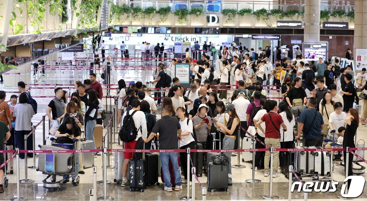 27일 오전 서울 강서구 김포국제공항 국제선 출국장이 여행객들로 붐비고 있다. 2023.8.27/뉴스1 ⓒ News1 김성진 기자