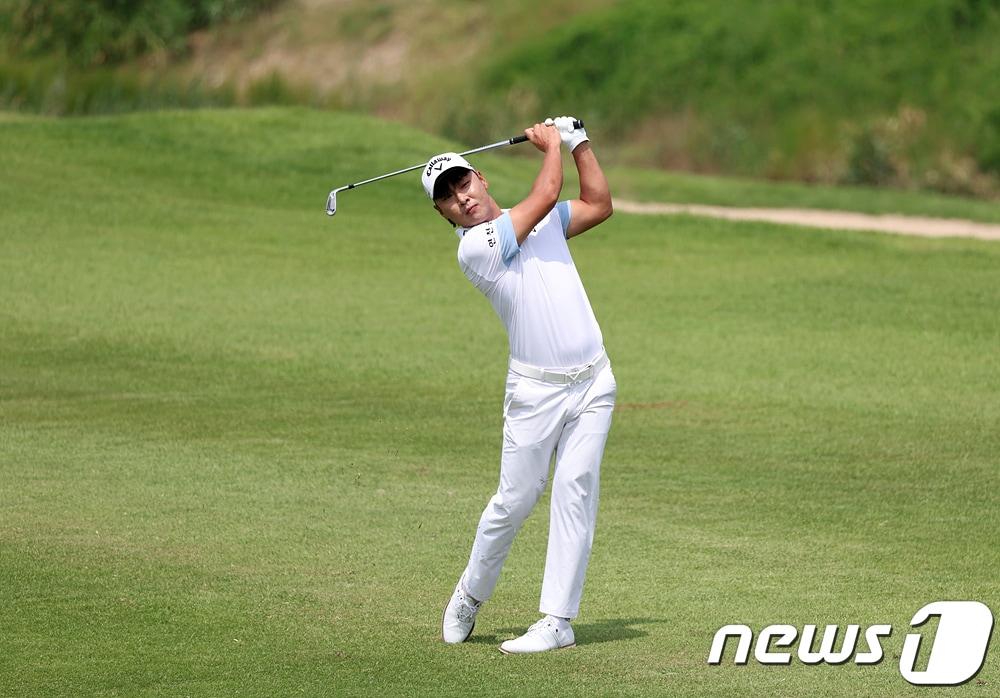 전가람이 27일 전라북도 군산 군산CC에서 열린 한국프로골프&#40;KPGA&#41; 코리안투어 군산CC오픈 최종라운드에서 1번홀 아이언샷을 하고 있다. &#40;KPGA 제공&#41; 2023.8.27/뉴스1