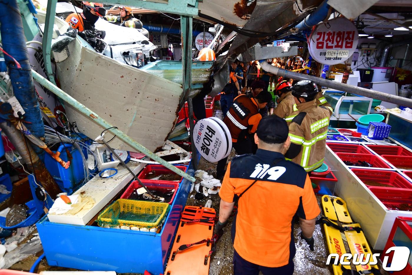 27일 오후 4시15분쯤 경북 포항시 북구 죽도어시장 회센터 공영 주차장 5층에서 1톤 화물차량이 회상가로 추락했다. 이 사고로 회골목을 지나던 관광객 등 11명이 다쳐 병원으로 이송됐다.2023.8.27/뉴스1 ⓒ News1 최창호 기자