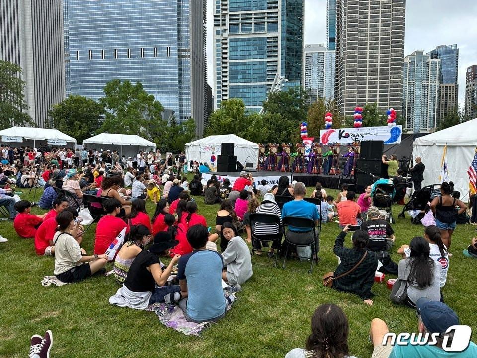 시카고 다운타운 한복판에서 지난 26일 열린 &#39;코리안 페스티벌&#39;&#40;K-페스티벌&#41; 행사가 성황리에 종료됐다. 외국인 포함해 모두 1만 명이 행사장을 다녀간 것으로 집계된 가운데, 지난 2018년부터 중단된 시카고 한인축제&#40;브림마 축제&#41;의 &#39;부활&#39;이라는 평가도 받았다. 다만 재정상 이유 등으로 내년 개최는 불투명한 상태이다. ⓒ News1 박영주 통신원