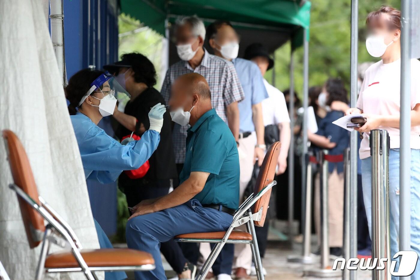 코로나19 4급 감염병 전환을 사흘 앞둔 28일 오전 대구 달서구보건소 선별진료소에서 시민들이 유전자증폭&#40;PCR&#41; 검사를 받고 있다. 오는 31일부터 코로나19의 감염병 등급은 독감&#40;인플루엔자&#41;과 같은 4급으로 내려간다. 2023.8.28/뉴스1 ⓒ News1 공정식 기자