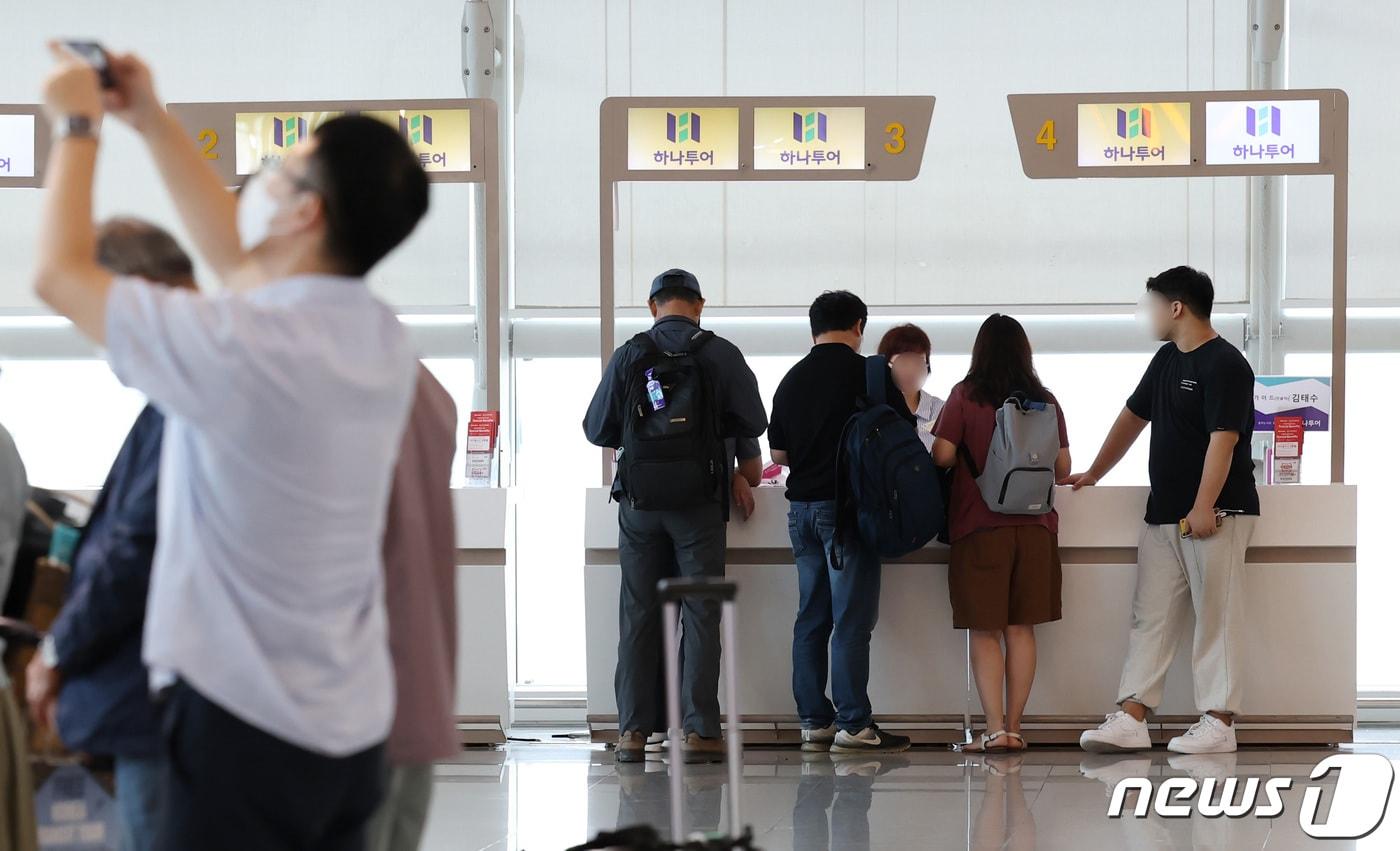  인천국제공항 여행사 카운터에서 여행객들이 상담을 하고 있다. 2023.8.28/뉴스1 ⓒ News1 