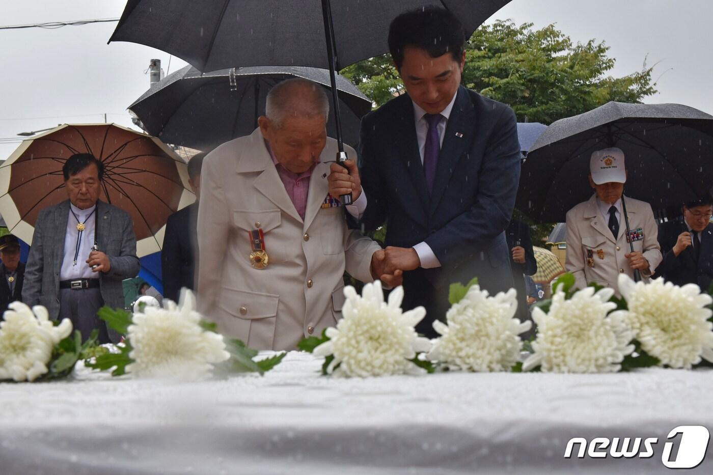 박민식 국가보훈부 장관&#40;앞줄 오른쪽&#41;이 28일 전남 순천역 광장에서 한국전쟁&#40;6·25전쟁&#41;에 참전했던 호남 출신 학도병들의희생을 기리며 묵념하고 있다.2023.8.28/뉴스1 ⓒ News1 김동수 기자