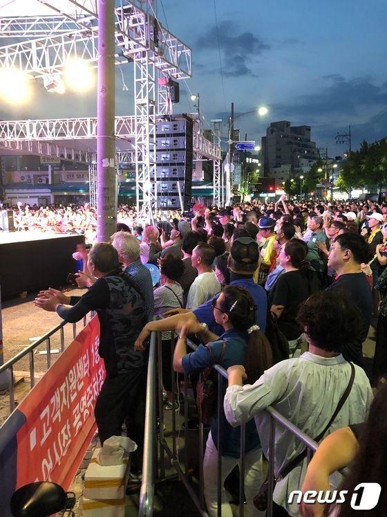 마산어시장 축제 일환으로 열린 인기가수 축하공연을 보기 위해 많은 시민들이 몰려있다.&#40;창원시 제공&#41;