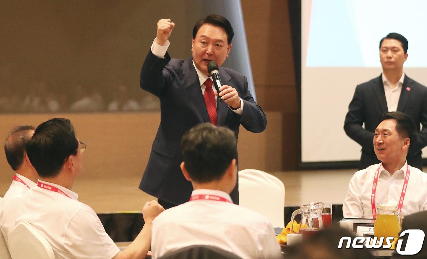 윤석열 대통령이 28일 오후 인천에서 열린 &#39;국민과 함께 3대 개혁 완수-2023 국회의원 연찬회&#39; 만찬에서 발언을 하고 있다. &#40;공동취재&#41; 2023.8.28/뉴스1 ⓒ News1 송원영 기자