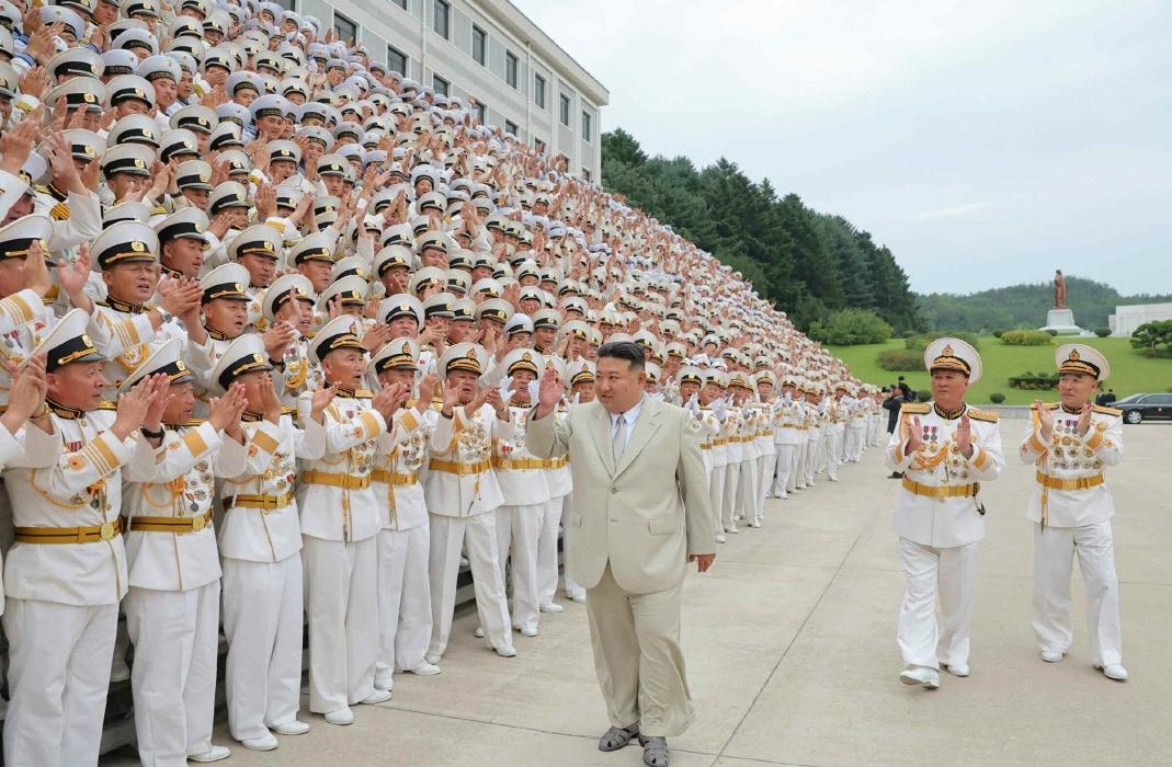 &#40;평양 노동신문=뉴스1&#41; = 노동당 기관지 노동신문은 29일 &#34;김정은 동지께서 해군절에 즈음해 8월27일 조선인민군 해군사령부를 방문하시고 영용한 인민해군의 전체 장병들을 축하격려했다&#34;라고 보도했다. [국내에서만 사용가능. 재배포 금지. DB 금지. For Use Only in the Republic of Korea. Redistribution Prohibited] rodongphoto@news1.kr  