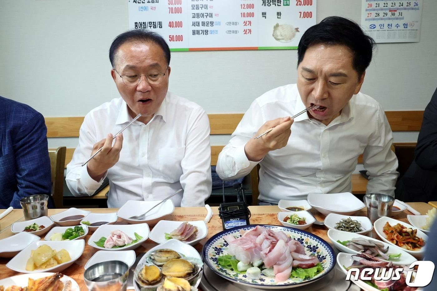 김기현 국민의힘 대표, 윤재옥 원내대표 등 지도부가 29일 오후 인천 중구의 한 횟집에서 오찬으로 민어회를 먹고 있다. &#40;공동취재&#41; 2023.8.29/뉴스1 ⓒ News1 송원영 기자