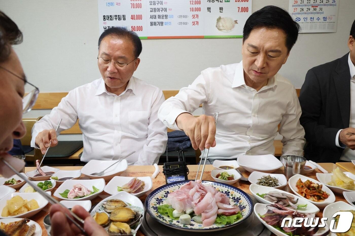 김기현 국민의힘 대표, 윤재옥 원내대표 등 지도부가 29일 오후 인천 중구의 한 횟집에서 오찬으로 민어회를 먹고 있다. &#40;공동취재&#41; 2023.8.29/뉴스1 ⓒ News1 송원영 기자