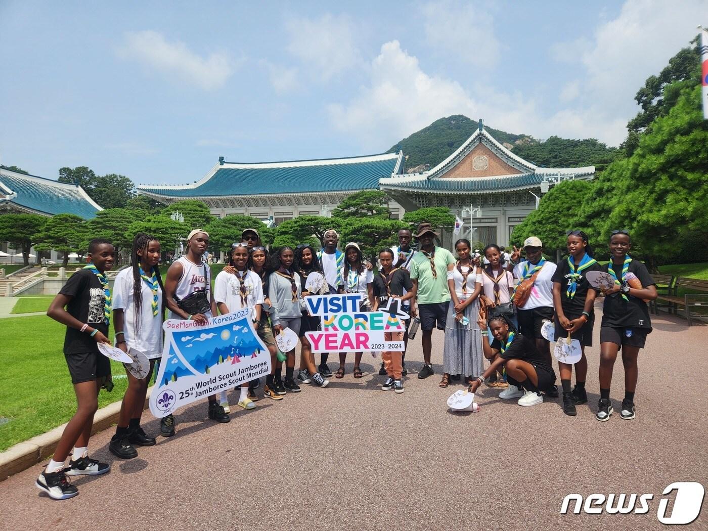 지난달 31일 청와대를 방문한 에티오피아와 르완다 스카우트 대원들&#40;문체부 제공&#41;