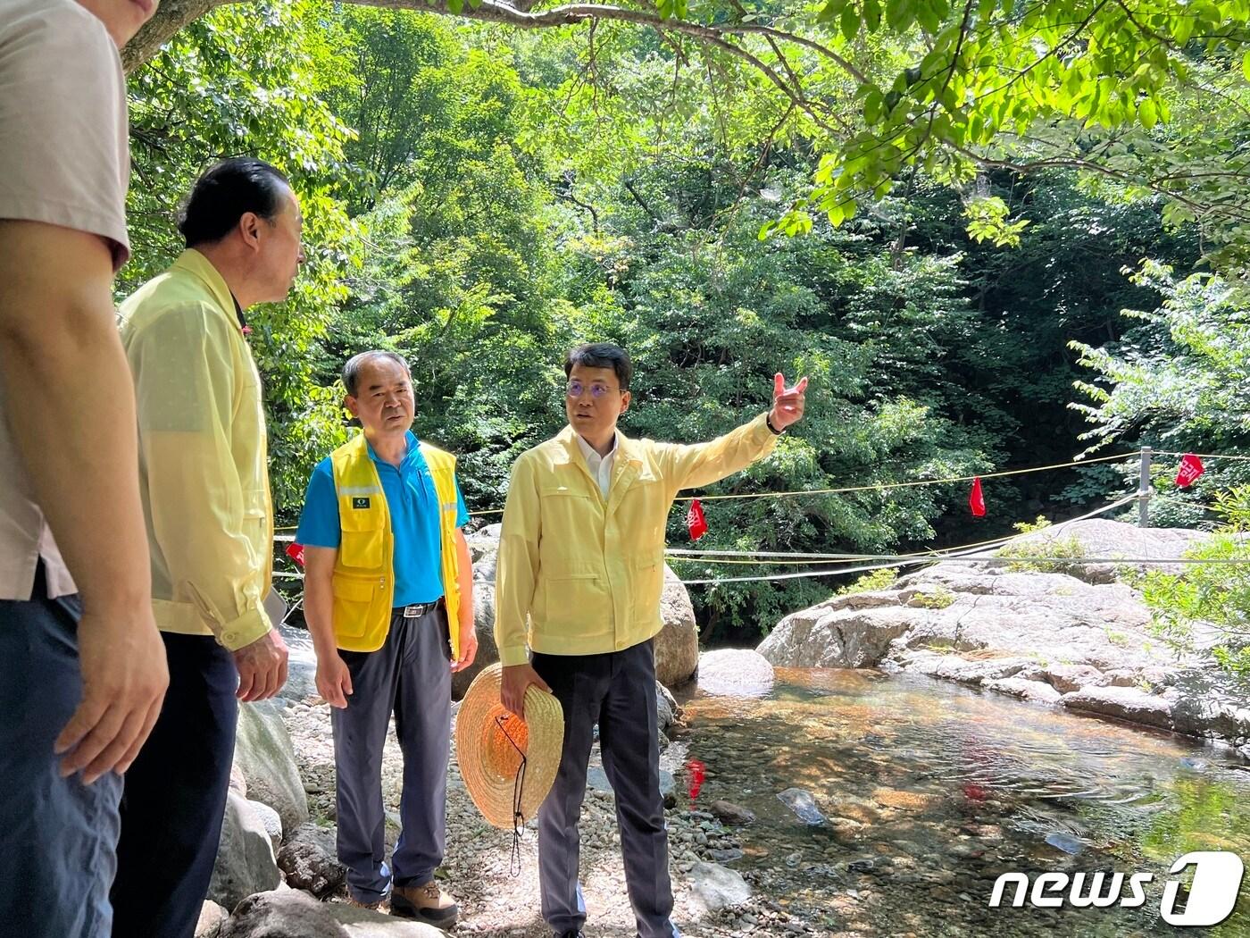  주순선 광양부시장&#40;오른쪽&#41;이 무더위쉼터 현장을 점검하고 주민들의 애로사항을 청취하고 있다&#40;광양시 제공02023.8.3/.