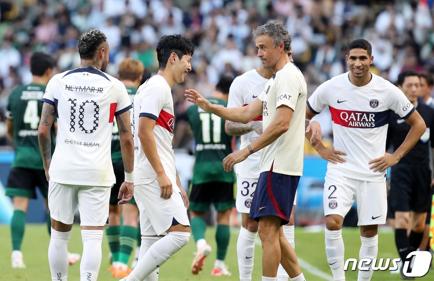 3일 부산시 연제구 부산아시아드주경기장에서 열린 쿠팡플레이 시리즈 3차전 전북 현대와 파리 생제르맹 FC의 경기 후반전에서 루이스 엔리케 PSG 감독과 이강인, 네이마르가 쿨링타임을 갖고 있다. 2023.8.3/뉴스1 ⓒ News1 이동해 기자