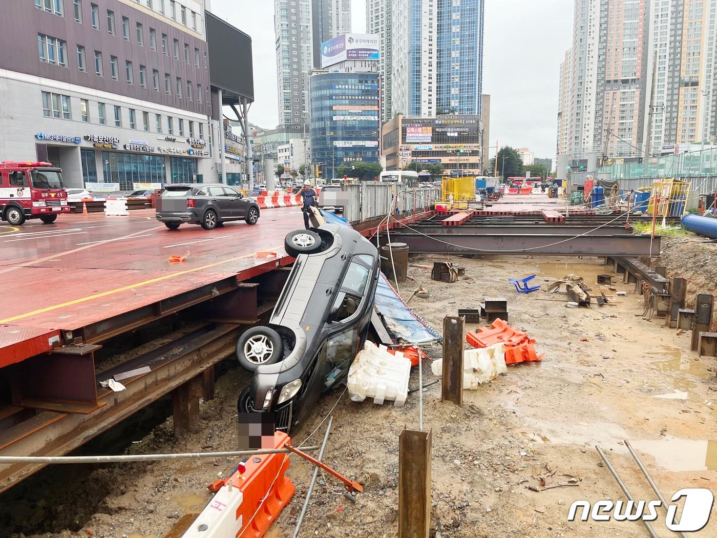 30일 오전 7시5분쯤 광주 남구 백운광장 부근에서 SUV 차량이 도시철도 2호선 공사 현장으로 추락했다.&#40;광주 남부소방서 제공&#41; 2023.8.30/뉴스1