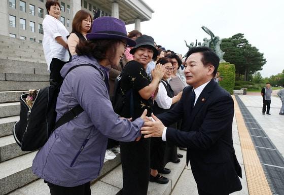 원희룡 국토교통부 장관이 지난 8월 30일 오전 서울 여의도 국회 본관 앞에서 서울-양평고속도로추진재개범대위로부터 ‘강하IC가 포함된 서울-양평 고속도로 추진재개를 촉구하는 양평 군민들의 서명부’를 전달받기 전 군민들과 인사를 나누고 있다. 2023.8.30/뉴스1 ⓒ News1 박세연 기자