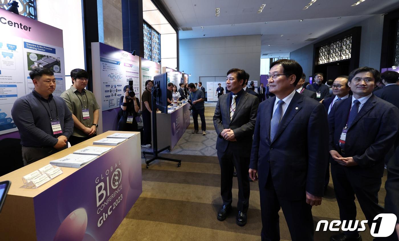 신동근 국회 보건복지위원장이 30일 오후 서울 강남구 삼성동 그랜드 인터컨티넨탈 서울 파르나스 그랜드볼룸에서 &#39;바이오의 미래: 혁신과 동행&#39;을 주제로 열린 글로벌 바이오 콘퍼런스 2023 개회식에 참석하며 권오상 식품의약품안전처 차장 등과 전시 부스를 살펴보고 있다. 2023.8.30/뉴스1 ⓒ News1 박정호 기자