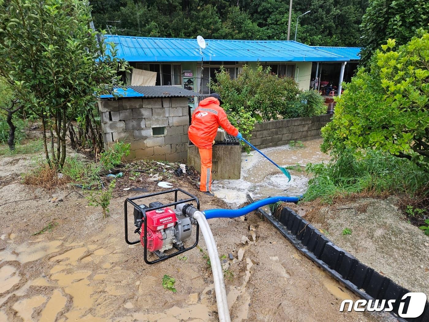 30일 오전 8시30분쯤 창녕군 창녕읍의 한 주택이 침수돼 출동한 소방대원이 배수를 지원하고 있다.&#40;경남소방본부 제공&#41;