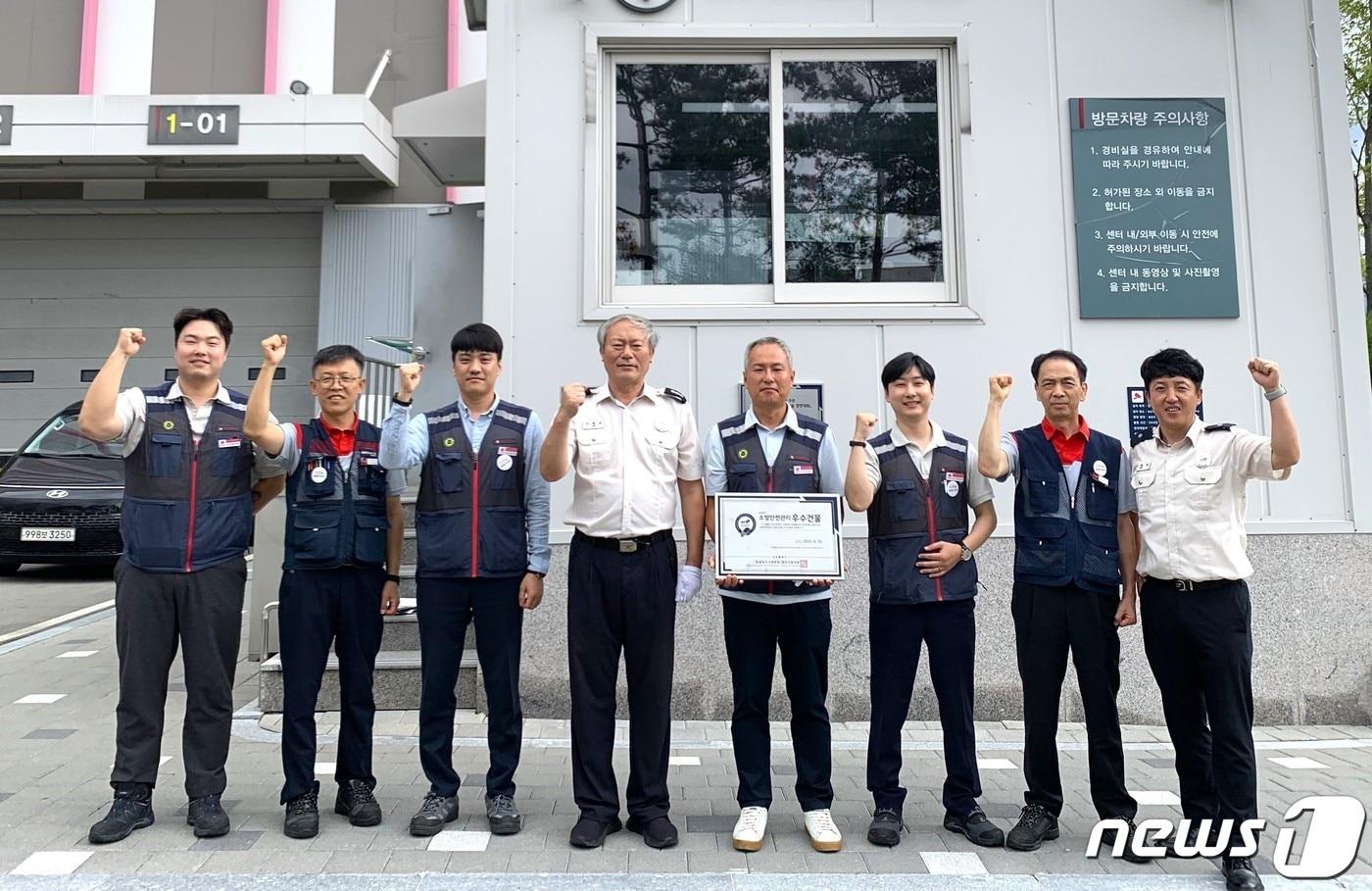 롯데글로벌로지스 양산물류센터 관계자들이 기념사진을 찍고 있다.&#40;롯데글로벌로지스 제공&#41;