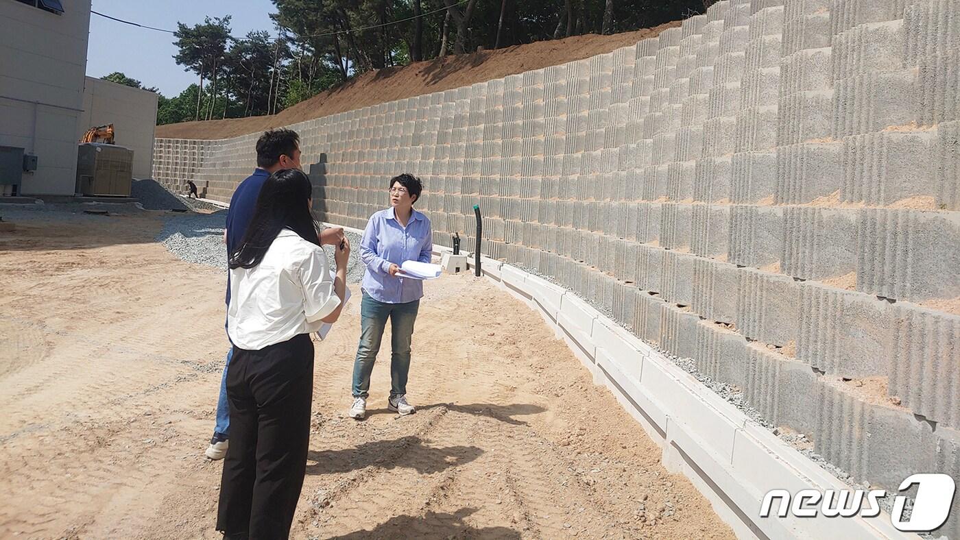 성연면 일원 대규모 산지전용허가지 점검 모습. &#40;서산시 제공&#41;/뉴스1