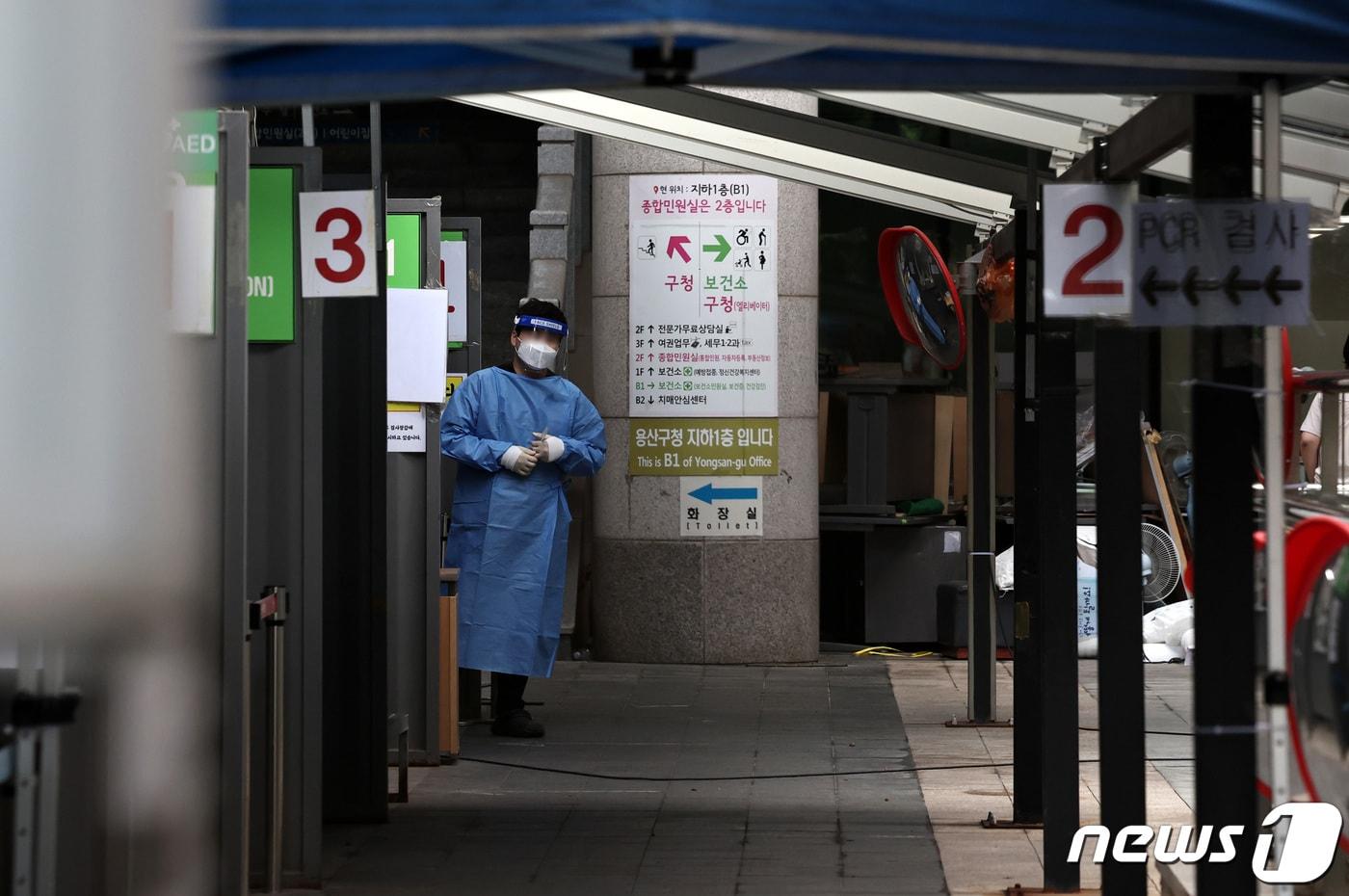 31일 오전 서울 용산구보건소에 마련됐던 코로나19 선별진료소에서 의료진이 피검사자를 기다리는 모습. 2023.8.31/뉴스1 ⓒ News1 구윤성 기자