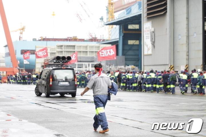 31일 오후 HD현대중공업 울산공장 민주공장에서 현대중공업 노조 중앙쟁의대책위원회 출범식이 진행되고 있다.2023.8.31/뉴스1 ⓒ News1 김지혜 기자