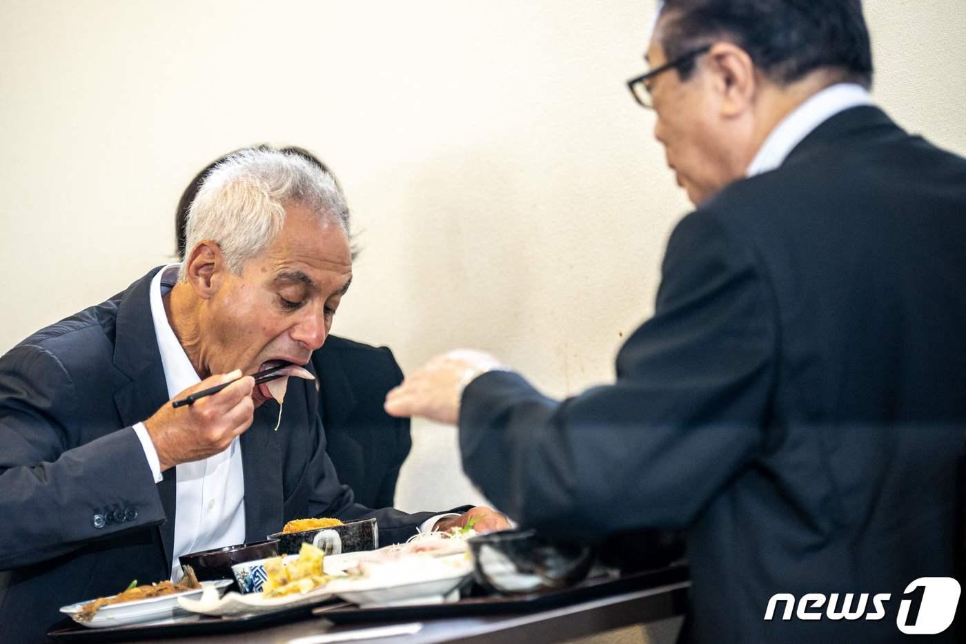 31일 람 이매뉴얼 주일본 미국대사가 후쿠시마현을 방문해 현지 수산물을 먹으며 오염수 방류에 대한 지지를 표명했다. 2023.08.31/ ⓒ AFP=뉴스1 ⓒ News1 박재하 기자