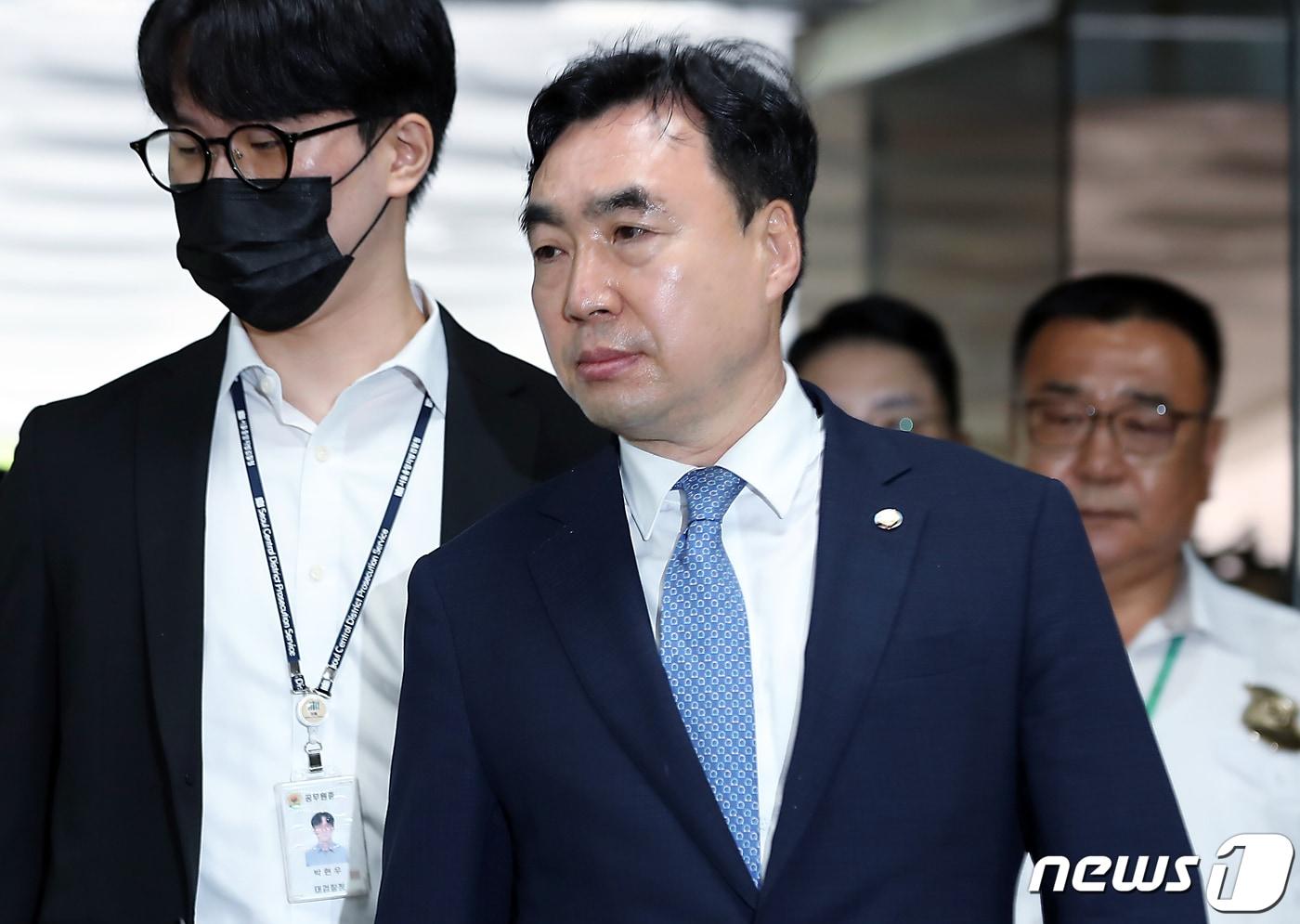 &#39;더불어민주당 전당대회 돈 봉투 의혹&#39; 사건 핵심 피의자 윤관석 무소속 의원이 지난해 8월4일 서울 서초구 서초동 서울중앙지방법원으로 구속 전 피의자심문&#40;영장실질심사&#41;에 출석하고 있다./뉴스1 ⓒ News1 박정호 기자