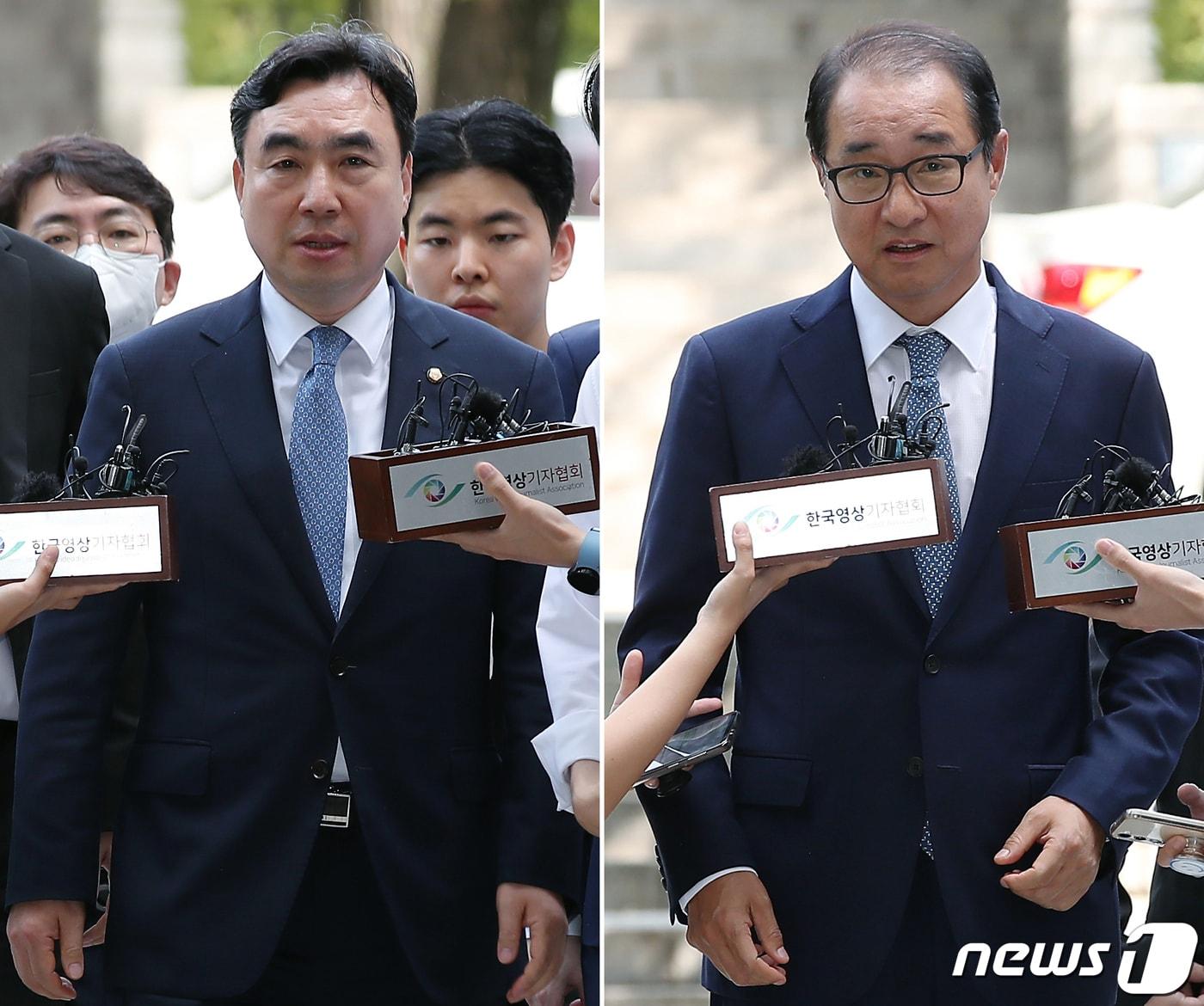 &#39;더불어민주당 전당대회 돈 봉투 의혹&#39; 사건 핵심 피의자 무소속 윤관석 의원&#40;왼쪽 사진&#41;과 이성만 의원이 4일 오전 서울 서초구 서초동 서울중앙지방법원으로 구속 전 피의자심문&#40;영장실질심사&#41;에 출석하며 취재진의 질문공세를 받고 있다.  2023.8.4/뉴스1 ⓒ News1 박정호 기자