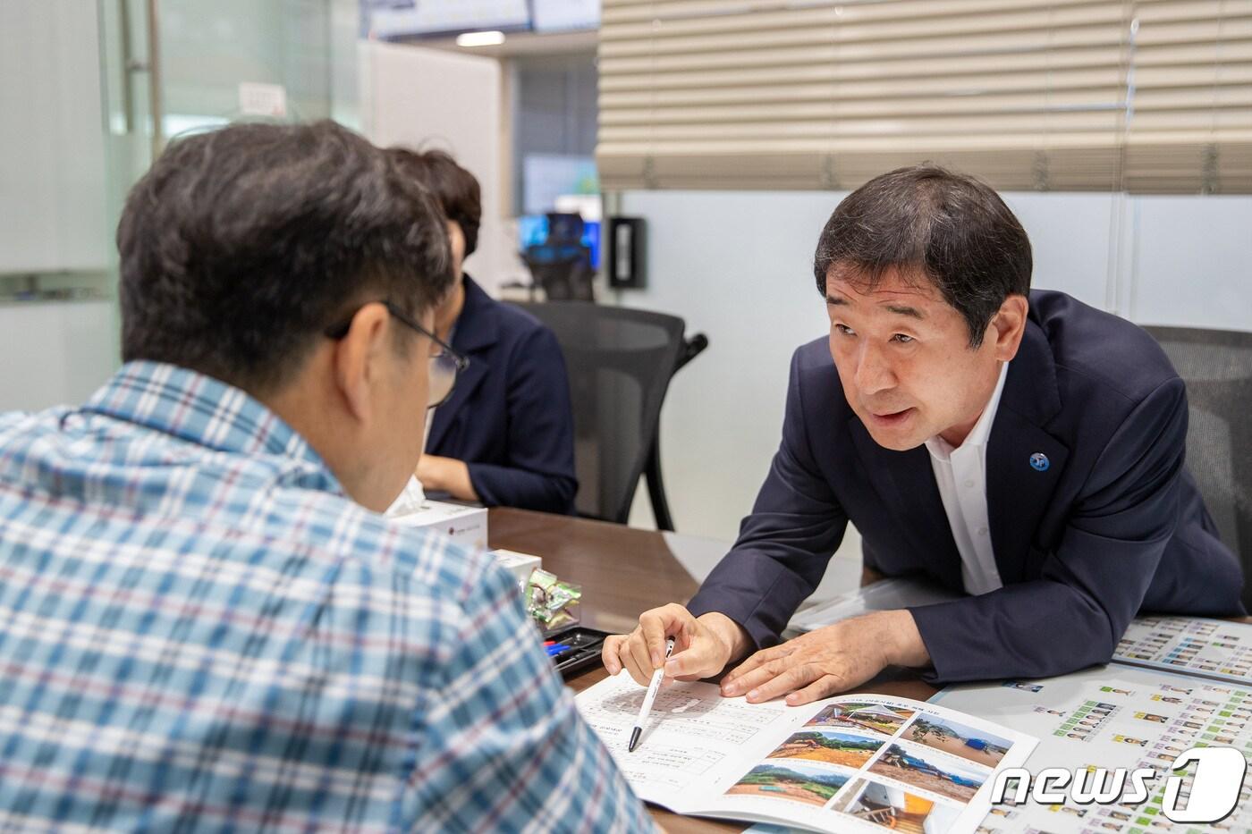 이재영 충북 증평군수&#40;오른쪽&#41;가 지난 3일 행정안전부를 방문해 집중호우 피해 상황을 설명하고 특별재난지역 지정을 요청했다.&#40;증평군 제공&#41;/뉴스1