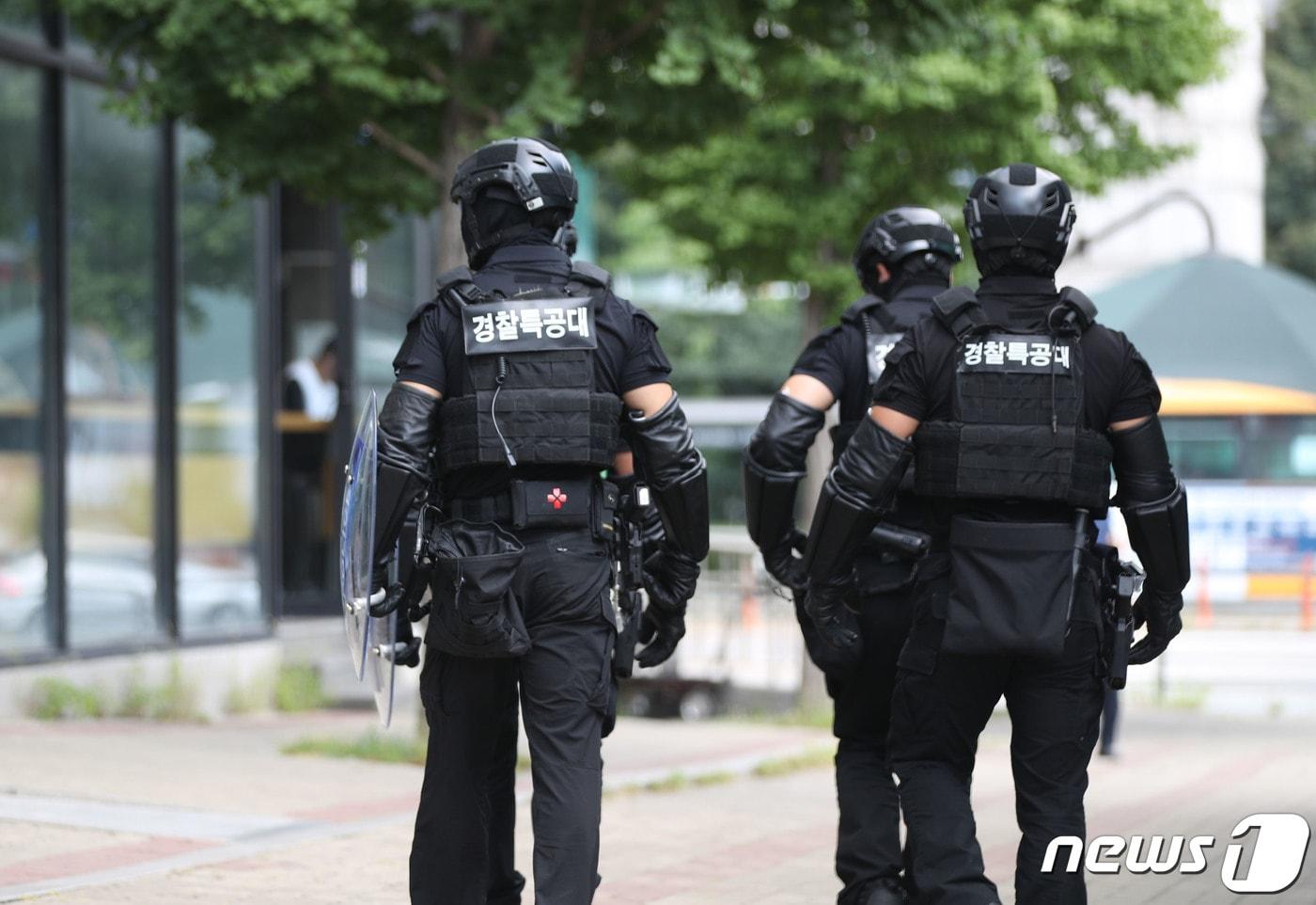 4일 오후 경기 성남시 분당구 오리역 일대에서 경찰특공대가 순찰을 하고 있다. 경찰은 ‘서현역 묻지마 흉기난동’ 사건 후 온라인 공간에서 또 다른 ‘오리역 살인예고’ 글이 작성되자 성남시 분당지역에 인력 98명을 긴급배치 했다. 2023.8.4/뉴스1 ⓒ News1 김영운 기자