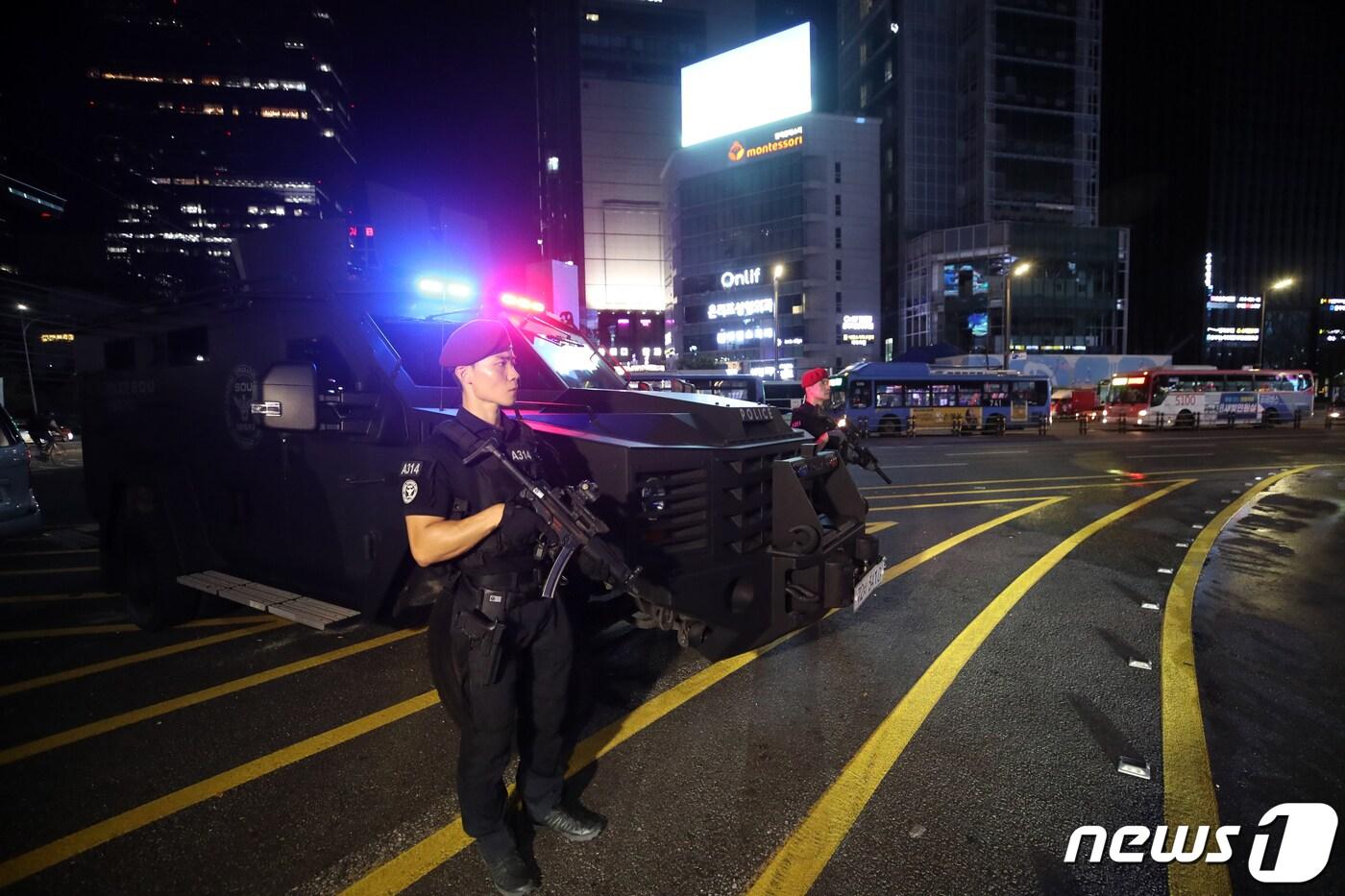 서울시 신림역, 성남시 서현역 등에서 흉기난동 사건이 연이어 발생하자 경찰 당국이 특별치안 활동을 선포한 4일 오후 서울시 강남구 지하철 강남역 인근에 경찰특공대와 전술장갑차가 배치돼 있다. 2023.8.4/뉴스1 ⓒ News1 이승배 기자