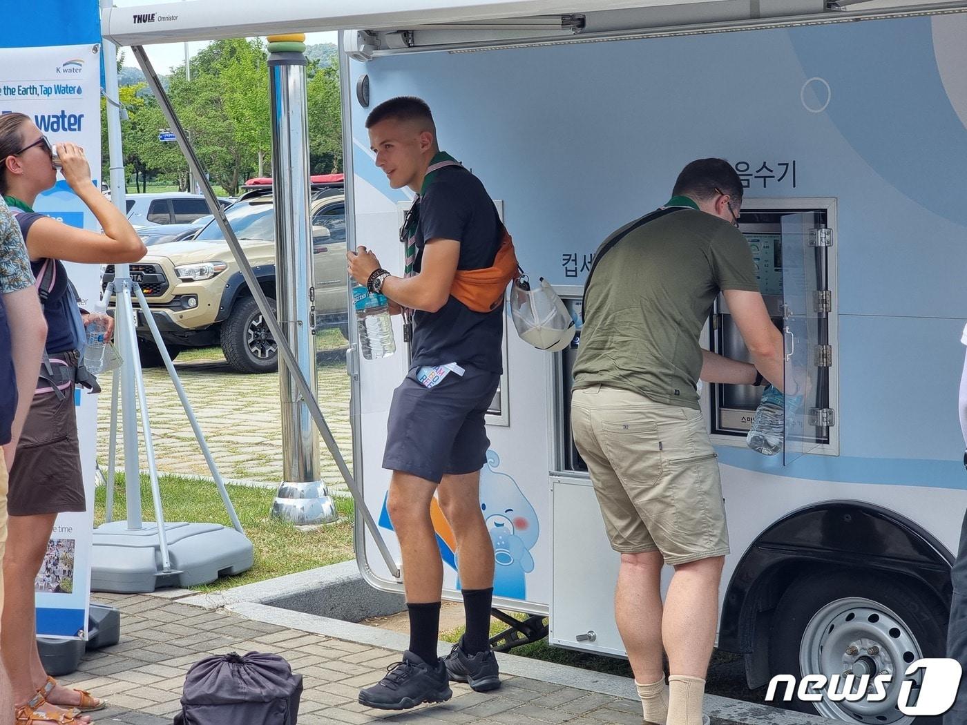 5일 오전 전북 부안군 새만금 세계스카우트 잼버리대회 웰컴센터 앞에 설치된 음수대에서 외국인 대원들이 빈병에 물을 채우고 있다. 2023.8.5/뉴스1 ⓒ News1 이지선 기자