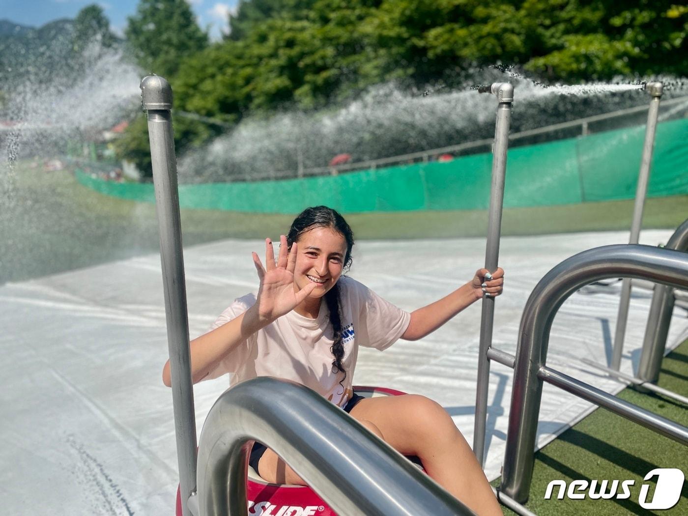 전북 장수군이 2023 새만금 세계스카우트 잼버리에 참가한 대원들에게 &#39;시원한 추억&#39;을 선사하고 있다.&#40;장수군 제공&#41;2023.8.5/뉴스1