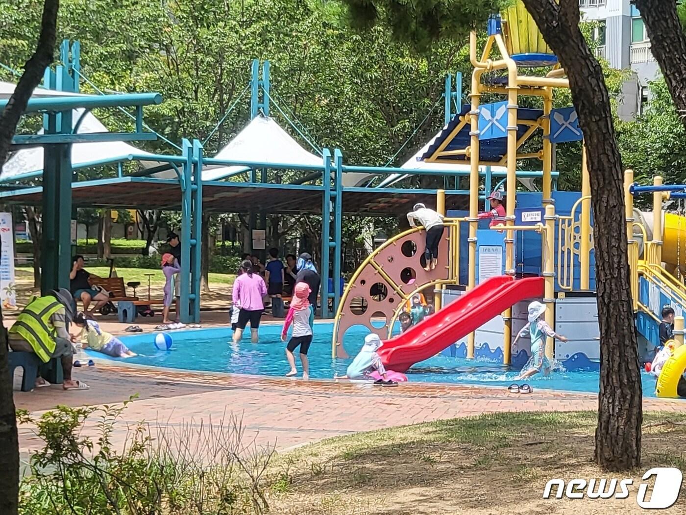 6일 낮 12시 대구 수성구 수성4가동 수성공원에 마련된 물놀이장에서 어린이들이 물놀이를 즐기고 있다. 2023.8.6/뉴스1 ⓒ News1 이성덕 기자