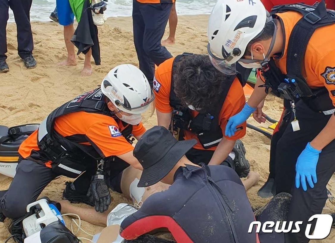 6일 낮 12시 3분쯤 강원 양양군 현남면 남애리의 한 해수욕장에서 물놀이를 하던 중국인 3명 중 1명인 A씨&#40;38&#41;가 수난 사고를 당해 중상을 입은 가운데 구조대원들이 응급 조치에 나서고 있다. &#40;강원특별자치도 소방본부 제공&#41; 2023.8.6/뉴스1